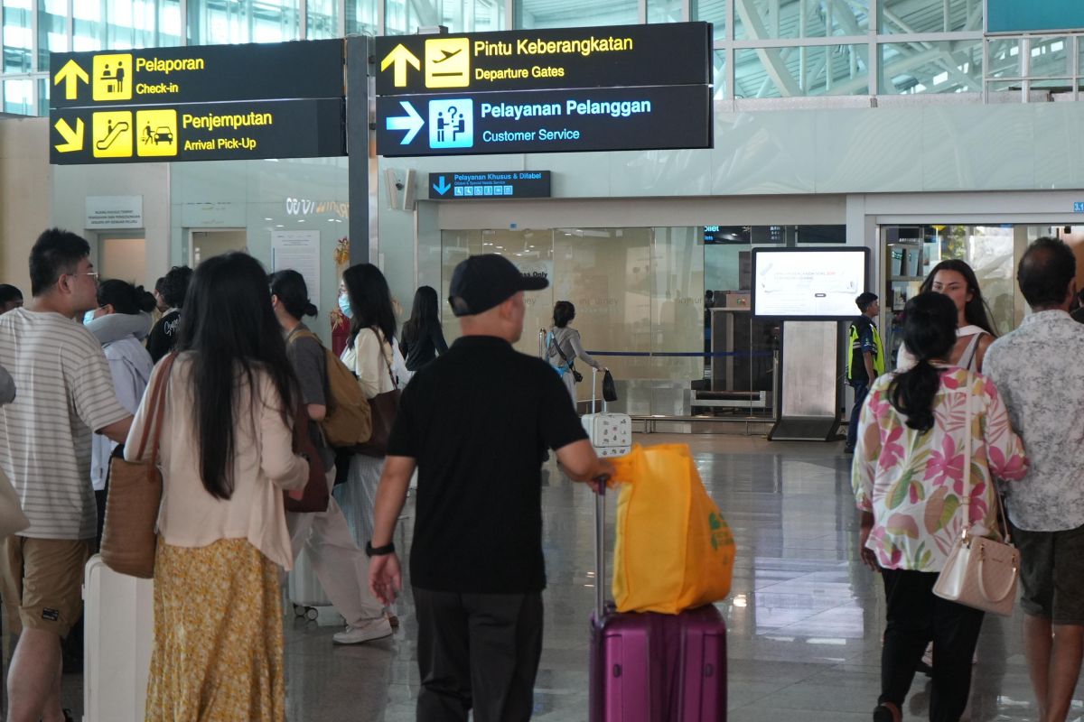 Flights to and from Indonesia’s capital resume after volcanic eruption forced a 2-day closure
