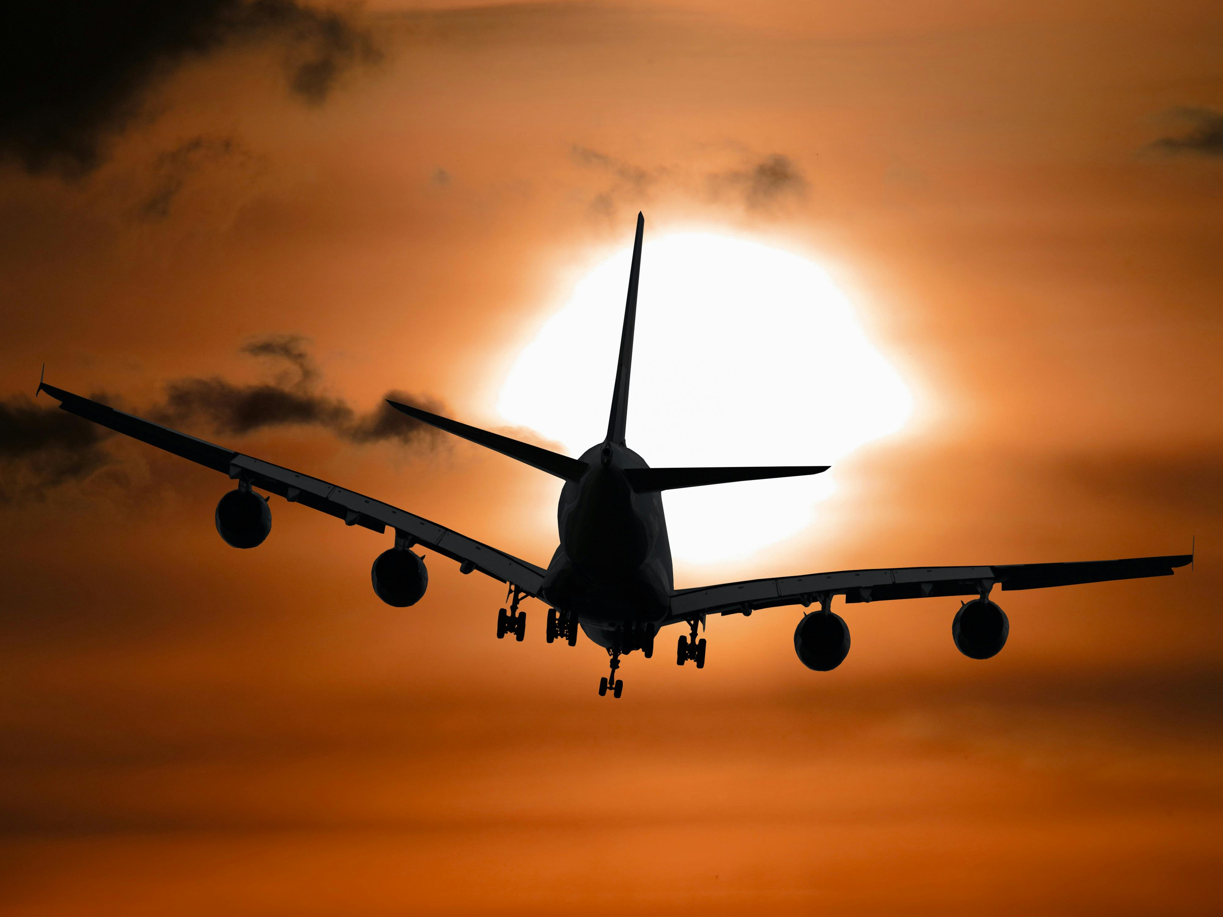 What are aircraft risks during earthquakes?