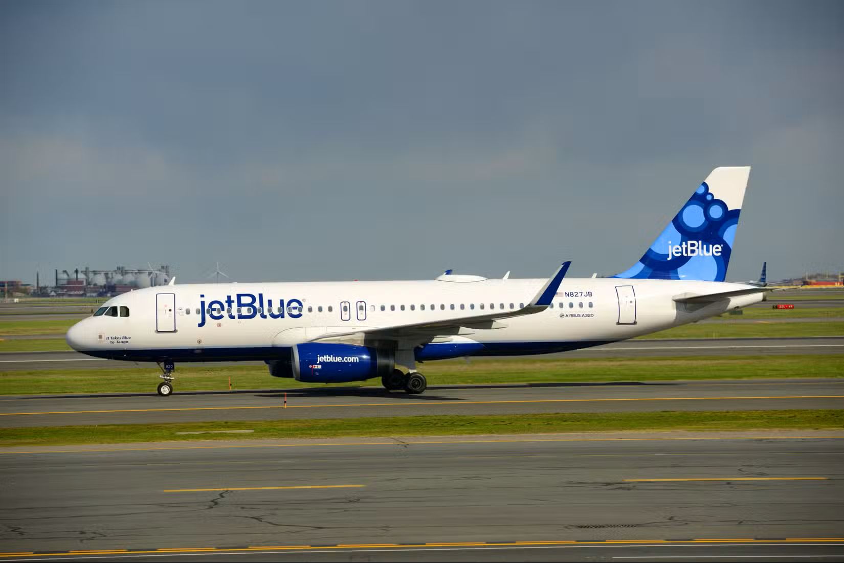 JetBlue considers selling itself to a major US carrier