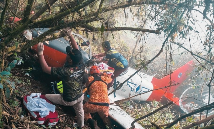 Two pilots killed in trainer aircraft crash in Philippines 