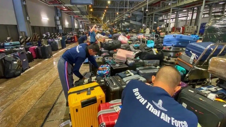 Thai Air Force assists with delayed luggage at Suvarnabhumi