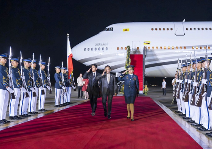 Brunei Sultan pilots own flight to Cebu for ASEAN 2026