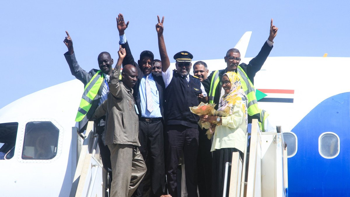 Sudan’s Khartoum sees 1st civilian flight since war began in 2023 