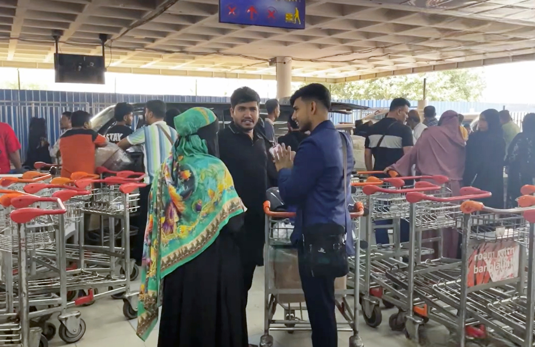 Dhaka airport beggars press for dollars, spark passenger distress