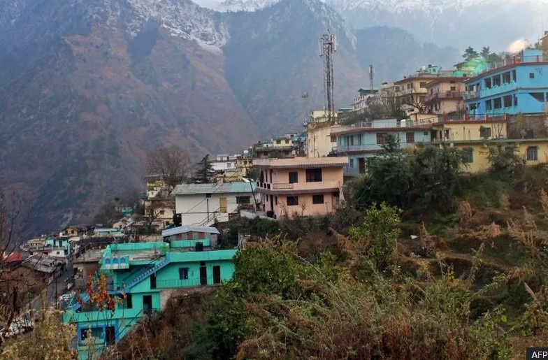 Six dead after helicopter crashes in northern Indian state 