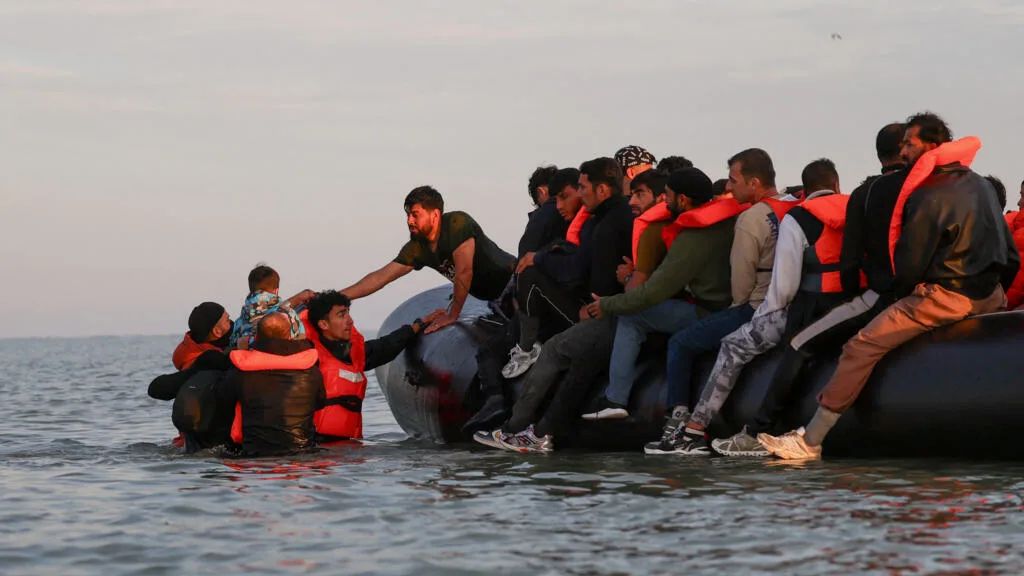  UK, France agree three-year deal to stop migrant crossings 