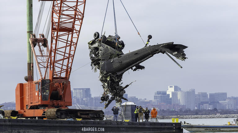 Chain of errors led to deadly midair collision near Washington, DC, investigators conclude