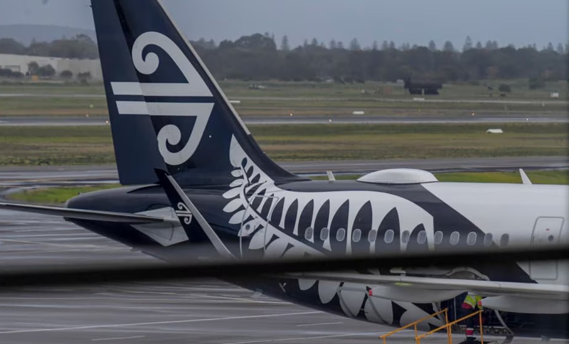 First intl. flight touches down at new Sydney Airport