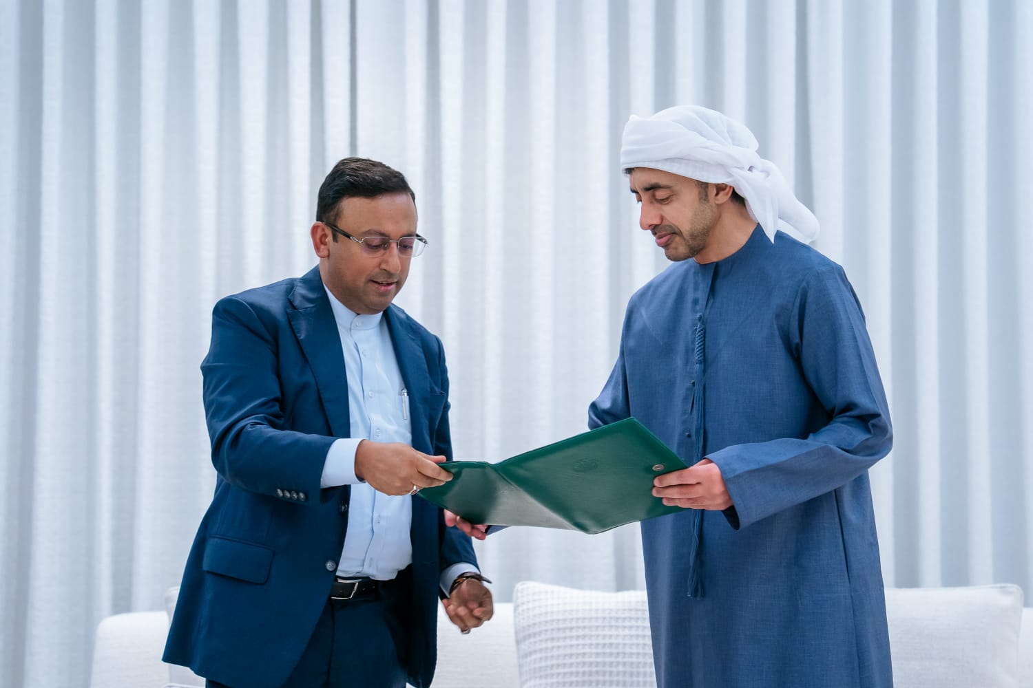 Foreign affairs adviser meets UAE FM, delivers PM's message