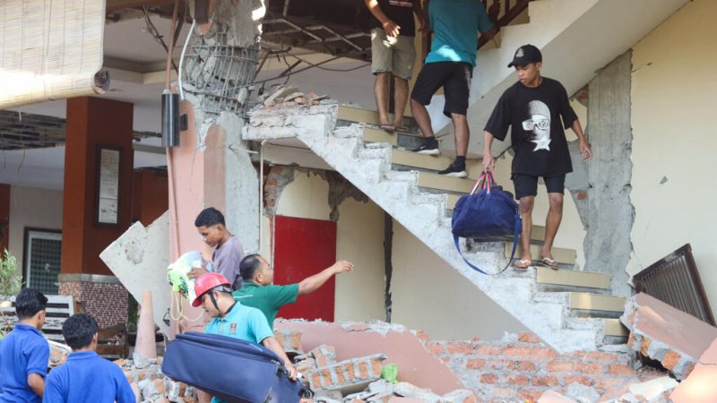 Indonesia airport largely operating after deadly Flores earthquake