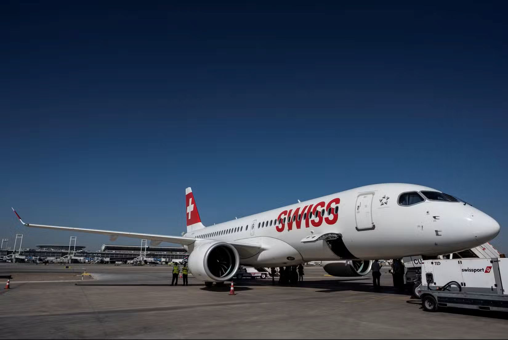 Severe gusts blow SWISS A220-300 into snowbank in Finland