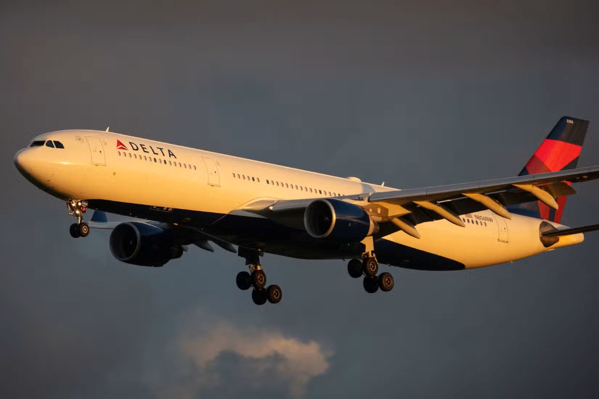 Delta A330 Makes Emergency Landing After Mid-Air Engine Fire Triggers Cabin “Blackout”