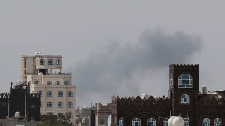 Tension rising as Yemen gov’t attacks Sanaa airport, Houthis fire missiles
