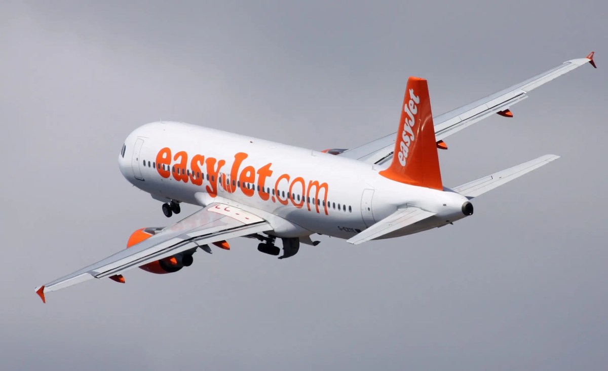 Mid-air 10-person brawl halts easyJet flight