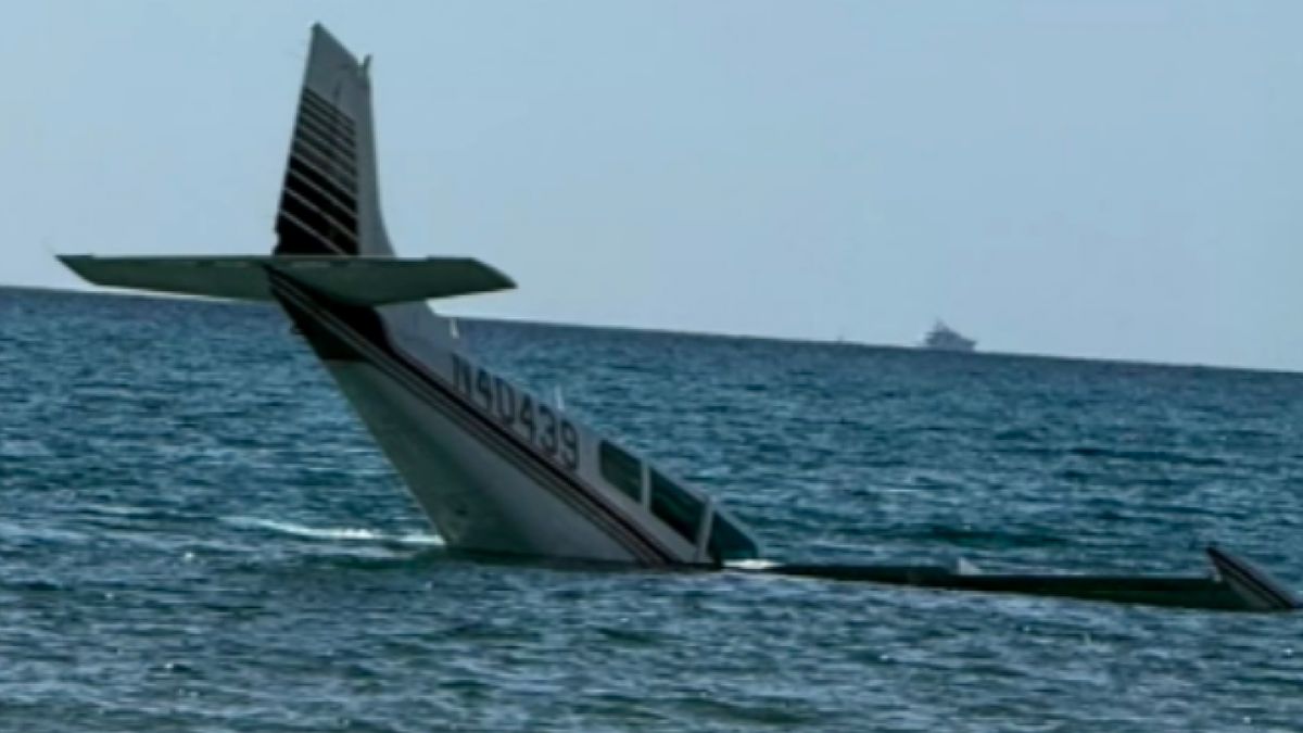 23-year-old pilot swims to safety after ditching plane off South Florida beach
